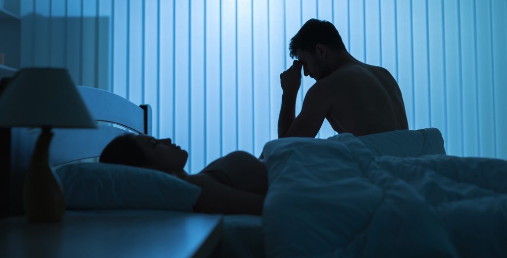 အမျိုးသားတစ်ဦးရဲ့ လိင်ပိုင်းဆိုင်ရာ စွမ်းဆောင်ရည်ဟာ ရုပ်ပိုင်းဆိုင်ရာ၊ စိတ်ပိုင်းဆိုင်ရာ ကျန်းမာရေးအခြေအနေတွေအပြင် နေ့စဉ်လူနေမှုပုံစံနဲ့လည်း ဆက်စပ်နေလေ့ရှိပါတယ်။ လိင်ပိုင်းဆိုင်ရာစွမ်းဆောင်ရည် ကျဆင်းလာတဲ့အခါ မိမိကိုယ်ကို ယုံကြည်မှုကျဆင်းလာပြီး လူမှုရေးဆိုင်ရာအားနည်းချက်တွေ ဖြစ်ပေါ်စေပါတယ်။ 

အမျိုးသားတို့ရဲ့ စွမ်းဆောင်ရည်ကို ကျဆင်းစေတဲ့ အကြောင်းအရင်းများ

စိတ်ပိုင်းဆိုင်ရာ အကြောင်းအရင်းများ
 စိတ်ဖိစီးမှု : အလုပ်ဖိစီးမှု၊ ငွေကြေးဖိစီးမှု၊ မိသားစုပြဿနာ စတဲ့ စိတ်ဖိစီးမှုတွေဟာ လိင်စိတ်ကို လျော့နည်းစေပြီး စွမ်းဆောင်ရည်ကိုလည်း ကျဆင်းစေနိုင်ပါတယ်။

စိုးရိမ်ပူပန်မှု : လိင်ဆက်ဆံတဲ့အခါ စွမ်းဆောင်နိုင်ပါ့မလားဆိုတဲ့ စိုးရိမ်မှုတွေက စိတ်ကို မငြိမ်မသက်ဖြစ်စေပြီး လိင်တံထောင်မတ်မှုကို ထိခိုက်စေနိုင်ပါတယ်။

စိတ်ကျရောဂါ: စိတ်ကျရောဂါ ခံစားနေရသူတွေမှာ စိတ်ဝင်စားမှု လျော့နည်းတာ၊ ပျော်ရွှင်မှု မရှိတာတွေကြောင့် လိင်စိတ်ပါ လျော့နည်းတတ်ပါတယ်။

စိတ်ဒဏ်ရာ : အရင်က လိင်ပိုင်းဆိုင်ရာ အနိုင်ကျင့်ခံရတာမျိုး ဒါမှမဟုတ် မကောင်းတဲ့ အတွေ့အကြုံတွေ ရှိခဲ့ရင် လိင်ဆက်ဆံရမှာ ကြောက်ရွံ့တာ၊ စိတ်အလိုမကျတာတွေ ဖြစ်နိုင်ပါတယ်။

ရုပ်ပိုင်းဆိုင်ရာ အကြောင်းအရင်းများ:
အသက်အရွယ် : အသက်ကြီးလာတာနဲ့အမျှ အမျိုးသားဟော်မုန်း (Testosterone) ထုတ်လုပ်မှု လျော့နည်းလာပြီး လိင်ပိုင်းဆိုင်ရာ စွမ်းဆောင်ရည်ကို ထိခိုက်စေနိုင်ပါတယ်။

နာတာရှည်ရောဂါများ : ဆီးချိုရောဂါ၊ သွေးတိုးရောဂါ၊ နှလုံးရောဂါ၊ ကျောက်ကပ်ရောဂါ စတဲ့ နာတာရှည်ရောဂါတွေဟာ သွေးကြောတွေကို ပျက်စီးစေပြီး လိင်တံဆီကို သွေးစီးဆင်းမှုကို အားနည်းစေနိုင်ပါတယ်။

ဟော်မုန်းမညီမျှခြင်း : အမျိုးသားဟော်မုန်း (Testosterone) နည်းပါးတာ၊ သိုင်းရွိုက်ဟော်မုန်း မညီမျှတာ စတာတွေက လိင်ပိုင်းဆိုင်ရာ စွမ်းဆောင်ရည်ကို ကျဆင်းစေနိုင်ပါတယ်။

ဆေးဝါးများ : စိတ်ကျဆေး၊ သွေးတိုးကျဆေး၊ အကိုက်အခဲပျောက်ဆေး အချို့နဲ့ တခြားဆေးဝါးတွေကလည်း လိင်ပိုင်းဆိုင်ရာ စွမ်းဆောင်ရည်ကို ထိခိုက်စေနိုင်ပါတယ်။

အဝလွန်ခြင်း : ကိုယ်အလေးချိန်များတာက ဟော်မုန်းတွေကို ပြောင်းလဲစေပြီး လိင်ပိုင်းဆိုင်ရာ စွမ်းဆောင်ရည်ကို ကျဆင်းစေနိုင်ပါတယ်။

အရက်နဲ့ မူးယစ်ဆေးဝါးများ : အရက်နဲ့ မူးယစ်ဆေးဝါးတွေဟာ ဦးနှောက်နဲ့ အာရုံကြောတွေကို ထိခိုက်စေပြီး လိင်ပိုင်းဆိုင်ရာ စွမ်းဆောင်ရည်ကို လျော့နည်းစေပါတယ်။

ဆီးလမ်းကြောင်းဆိုင်ရာ ရောဂါများ : ဆီးကျိတ်ရောင်တာ၊ ဆီးကျိတ်ကြီးတာ စတဲ့ ဆီးလမ်းကြောင်းဆိုင်ရာ ရောဂါတွေကလည်း လိင်ပိုင်းဆိုင်ရာ စွမ်းဆောင်ရည်ကို ထိခိုက်စေနိုင်ပါတယ်။

အာရုံကြောဆိုင်ရာ ပြဿနာများ : အာရုံကြောဆိုင်ရာ ရောဂါတွေဖြစ်တဲ့ ပါကင်ဆန်ရောဂါ၊ အယ်လ်ဇိုင်းမားရောဂါနဲ့ အခြားအာရုံကြောဆိုင်ရာ ရောဂါတွေဟာ လိင်ပိုင်းဆိုင်ရာ စွမ်းဆောင်ရည်ကို ထိခိုက်စေနိုင်ပါတယ်။

လူနေမှုပုံစံ

လေ့ကျင့်ခန်း မလုပ်ခြင်း : လေ့ကျင့်ခန်း မလုပ်တာက ကိုယ်အလေးချိန်တက်စေပြီး လိင်ပိုင်းဆိုင်ရာ စွမ်းဆောင်ရည်ကို ကျဆင်းစေနိုင်ပါတယ်။

အိပ်ရေးမဝခြင်း : အိပ်ရေးမဝတာက ဟော်မုန်းကို မညီမျှစေပြီး လိင်ပိုင်းဆိုင်ရာ စွမ်းဆောင်ရည်ကို လျော့နည်းစေပါတယ်။

ဆေးလိပ်သောက်ခြင်း : ဆေးလိပ်သောက်တာက သွေးကြောတွေကို ကျဉ်းစေပြီး လိင်တံဆီကို သွေးစီးဆင်းမှုကို အားနည်းစေနိုင်ပါတယ်။

လိင်ပိုင်းဆိုင်ရာ စွမ်းဆောင်ရည် ကောင်းမွန်အောင် ဘာတွေ လုပ်ရမလဲ

တစ်ပတ်မှာ အနည်းဆုံး ၅ ရက်၊ တစ်ရက်ကို မိနစ် ၃၀ လောက် လေ့ကျင့်ခန်းလုပ်ပေးပါ။ 
သစ်သီးတွေ၊ ဟင်းသီးဟင်းရွက်တွေ၊ အသားငါးတွေကို များများစားပြီး အဆီများတဲ့ အစားအစာတွေကို လျှော့စားပါ။
နေ့တိုင်း အိပ်ချိန် ၇ နာရီကနေ ၈ နာရီအထိ အိပ်စက်အနားယူပါ။
ဆေးလိပ်နဲ့ အရက်ကို လျှော့ပါ သို့မဟုတ် ဖြတ်ပါ
စိတ်ဖိစီးမှုကို လျှော့ချဖို့အတွက် ယောဂကျင့်တာ၊ တရားထိုင်တာ၊ စိတ်အပန်းဖြေတာတွေကို လုပ်ပေးပါ။
စိုးရိမ်ပူပန်မှု၊ စိတ်ကျရောဂါ စတဲ့ စိတ်ပိုင်းဆိုင်ရာ ပြဿနာတွေကို ကုသဖို့အတွက် စိတ်ပညာရှင် ဒါမှမဟုတ် ဆရာဝန်များနဲ့ တိုင်ပင်ပါ။
နာတာရှည်ရောဂါတွေ ရှိမရှိ စစ်ဆေးဖို့ ဆရာဝန်နဲ့ ပြသပါ။
အမျိုးသားဟော်မုန်း (Testosterone) နည်းနေရင် ဟော်မုန်းကုထုံးကို ခံယူနိုင်ပါတယ်။
သောက်နေတဲ့ဆေးတွေကြောင့် လိင်ပိုင်းဆိုင်ရာ စွမ်းဆောင်ရည်ကို ထိခိုက်နေရင် ဆရာဝန်နဲ့ တိုင်ပင်ပြီး ဆေးပြောင်းသောက်ဖို့ ဒါမှမဟုတ် ဆေးပမာဏကို ပြောင်းလဲဖို့ လုပ်ဆောင်ပါ။
သင့်ရဲ့ လိင်ပိုင်းဆိုင်ရာ အခက်အခဲတွေနဲ့ပတ်သက်ပြီး ချစ်သူနဲ့ ပွင့်ပွင့်လင်းလင်း ဆွေးနွေးပါ။

လိင်ပိုင်းဆိုင်ရာ စွမ်းဆောင်ရည် ကျဆင်းနေတယ်လို့ ခံစားရရင် ဆရာဝန်နဲ့ တိုင်ပင်ပြီး အကြောင်းအရင်းကို ရှာဖွေကုသသင့်ပါတယ်။ ကျန်းမာတဲ့ လူနေမှုပုံစံကို မွေးမြူပြီး စိတ်ပိုင်းဆိုင်ရာ ပြဿနာတွေကို ဖြေရှင်းတာက လိင်ပိုင်းဆိုင်ရာ စွမ်းဆောင်ရည်ကို ပြန်လည်ကောင်းမွန်စေနိုင်ပါတယ်